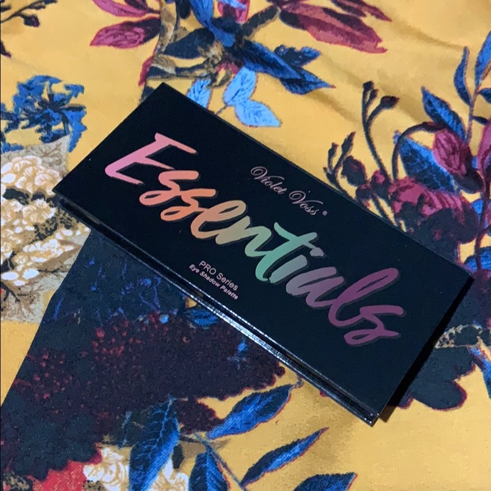VIOLET VOSS -ESSENTIALS EYE SHADOW PALETTE
